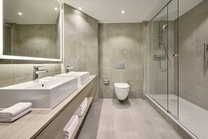 Appartement, 1 très grand lit et 1 canapé-lit | Salle de bain