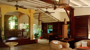 Lobby sitting area - Hotel le Diwali (Sainte-Anne)