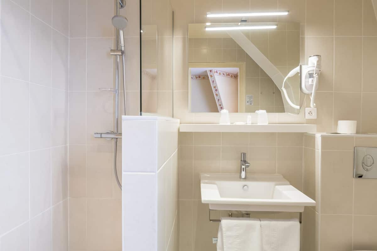 superior room | bathroom | combined shower/bathtub, hydromassage showerhead, free toiletries