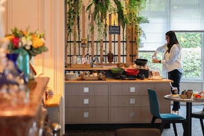 Tägliches Frühstücksbuffet (14 EUR pro Person)