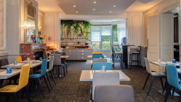 TĂ€gliches FrĂŒhstĂŒcksbuffet (14 EUR pro Person)