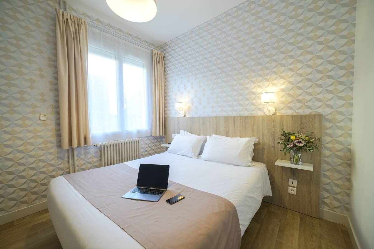 superior double room single use | 1 bedroom, pillow-top beds, in-room safe, individually decorated