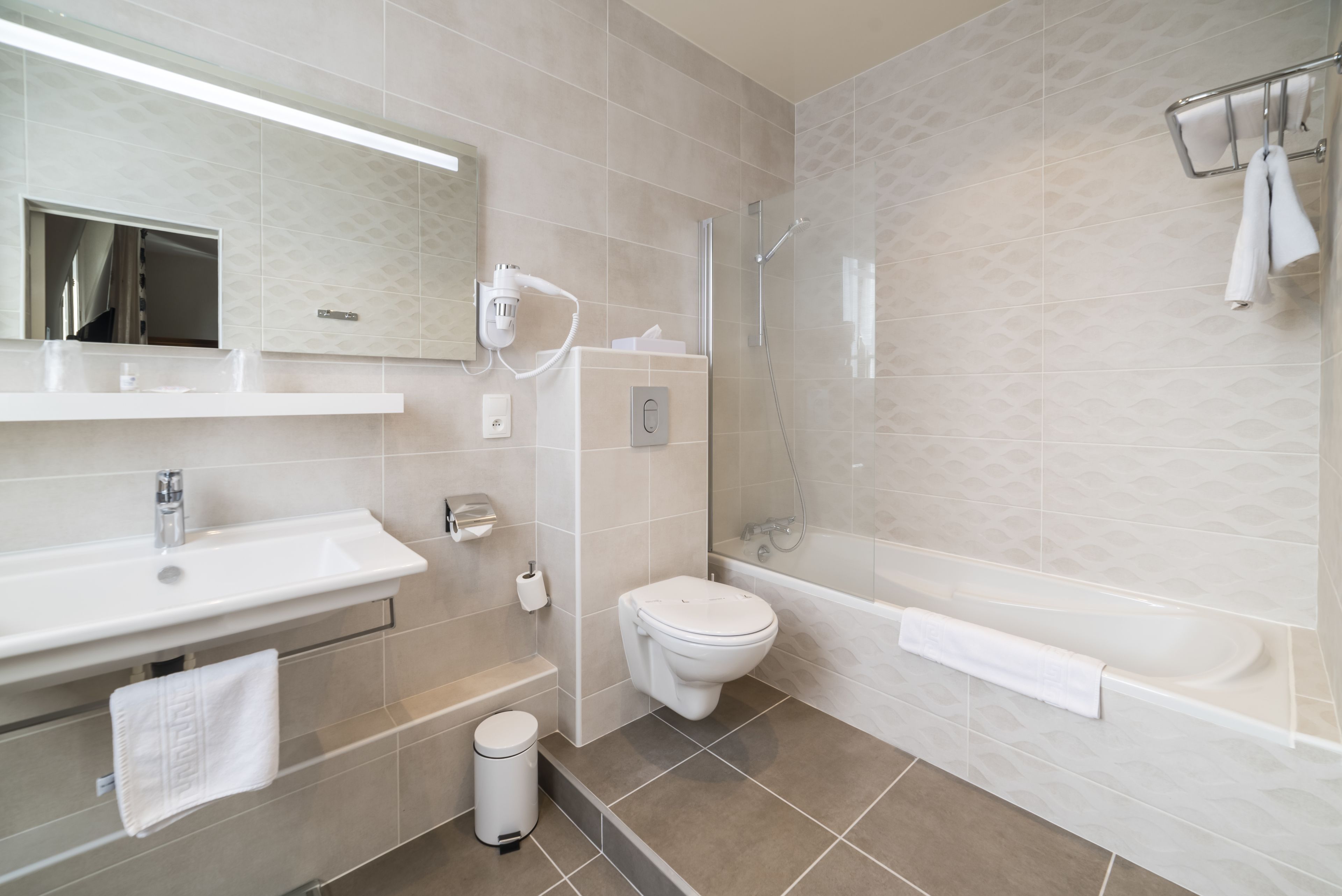 combined shower/bathtub, hydromassage showerhead, free toiletries