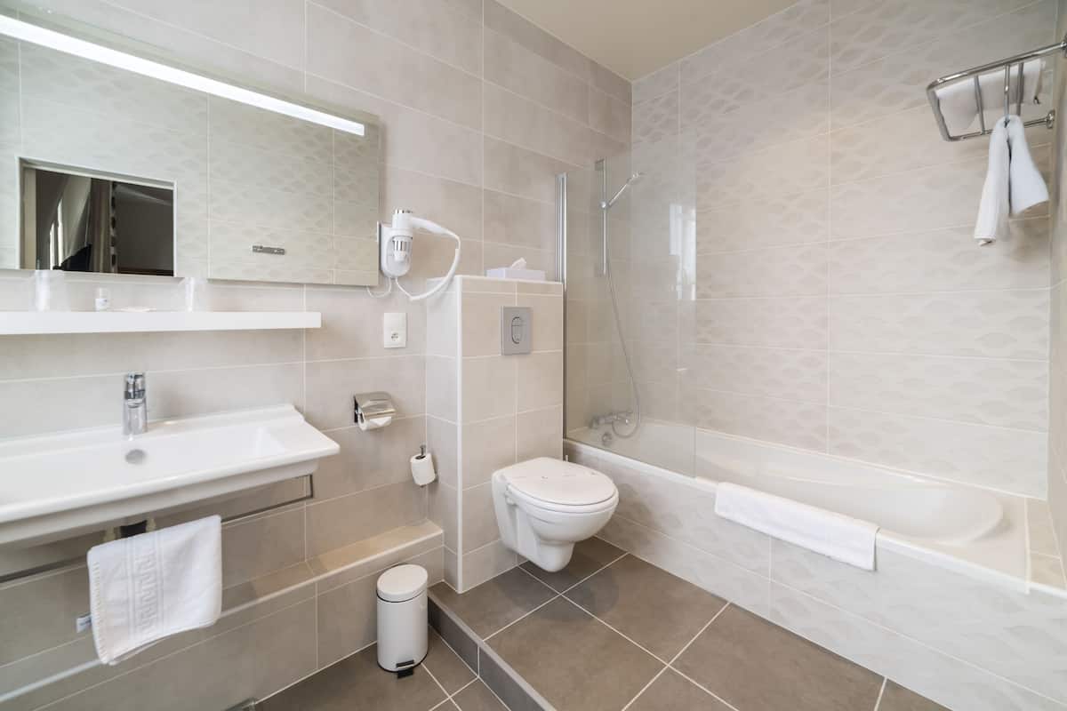 combined shower/bathtub, hydromassage showerhead, free toiletries