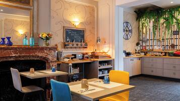 Petit déjeuner buffet (14 EUR par personne)