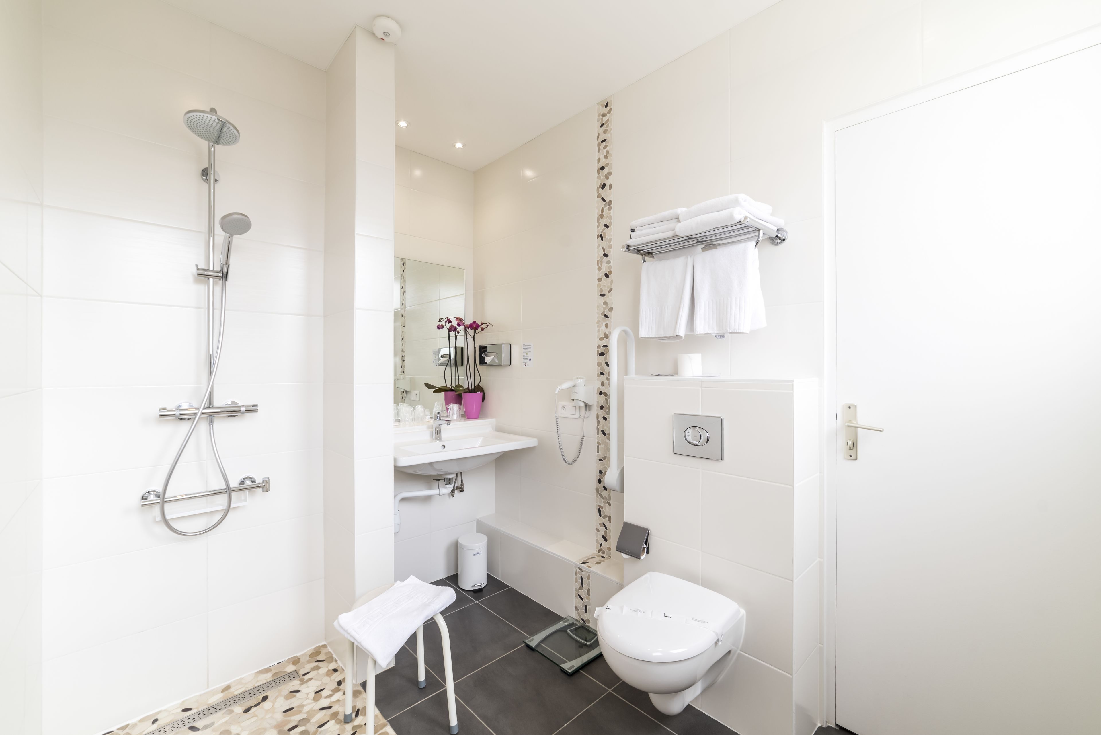 combined shower/bathtub, hydromassage showerhead, free toiletries