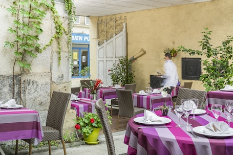 Lunch and dinner served . Hôtel de l'Ecu