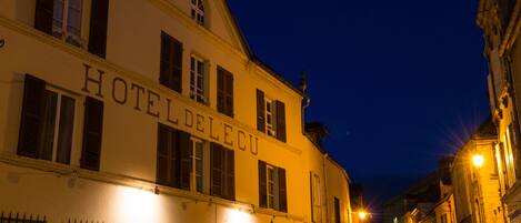 Vista frontal de la propiedad