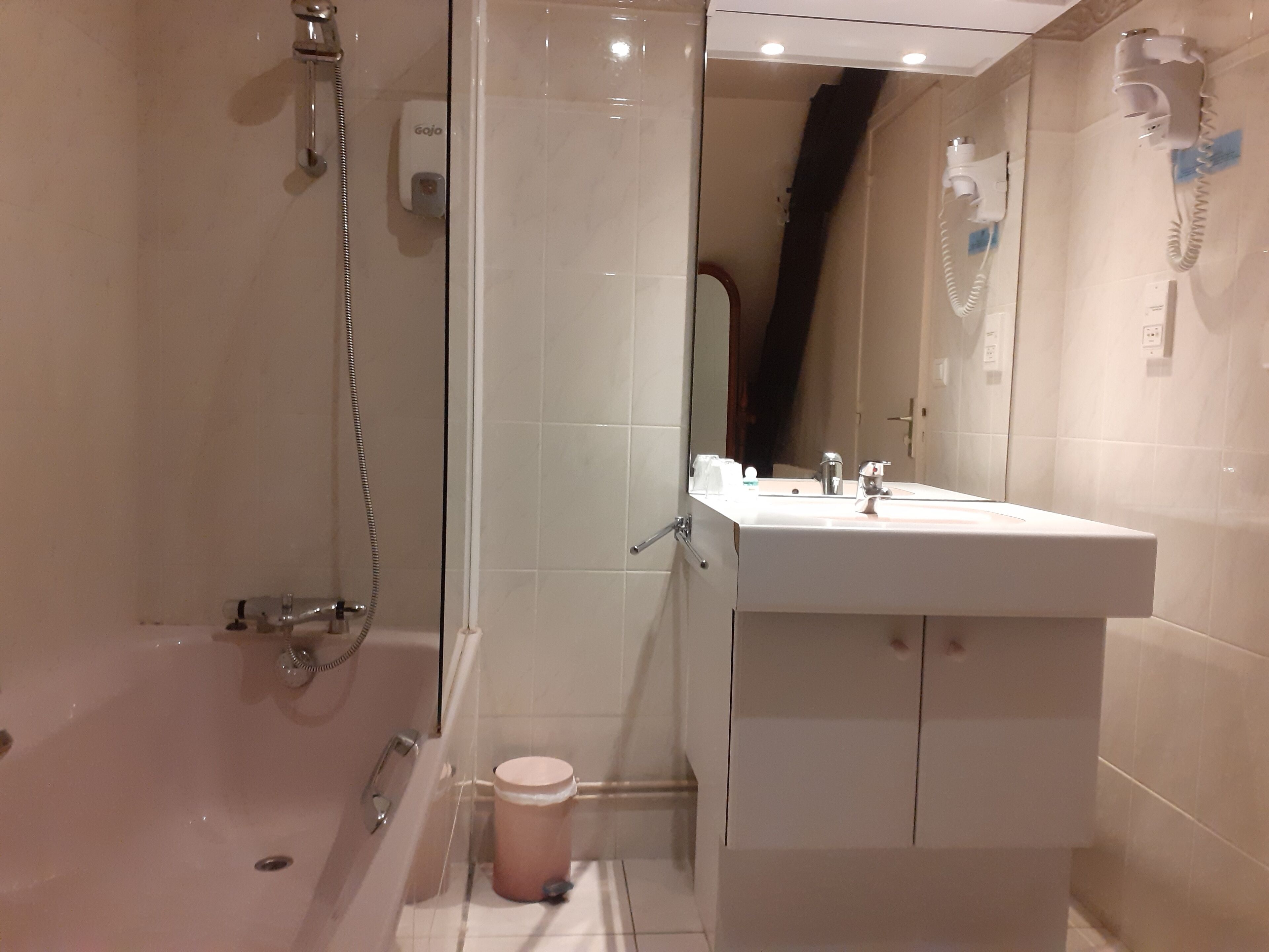 Comfort Single Room, 1 Queen Bed | Bathroom | Rainfall showerhead, hair dryer, towels, soap