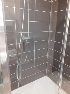 Superior Double or Twin Room | Bathroom | Rainfall showerhead, hair dryer, towels, soap - Hôtel de l'Ecu (Montbard)