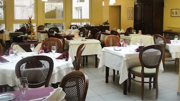 Déjeuner et dßner servis sur place, spécialités Cuisine régionale