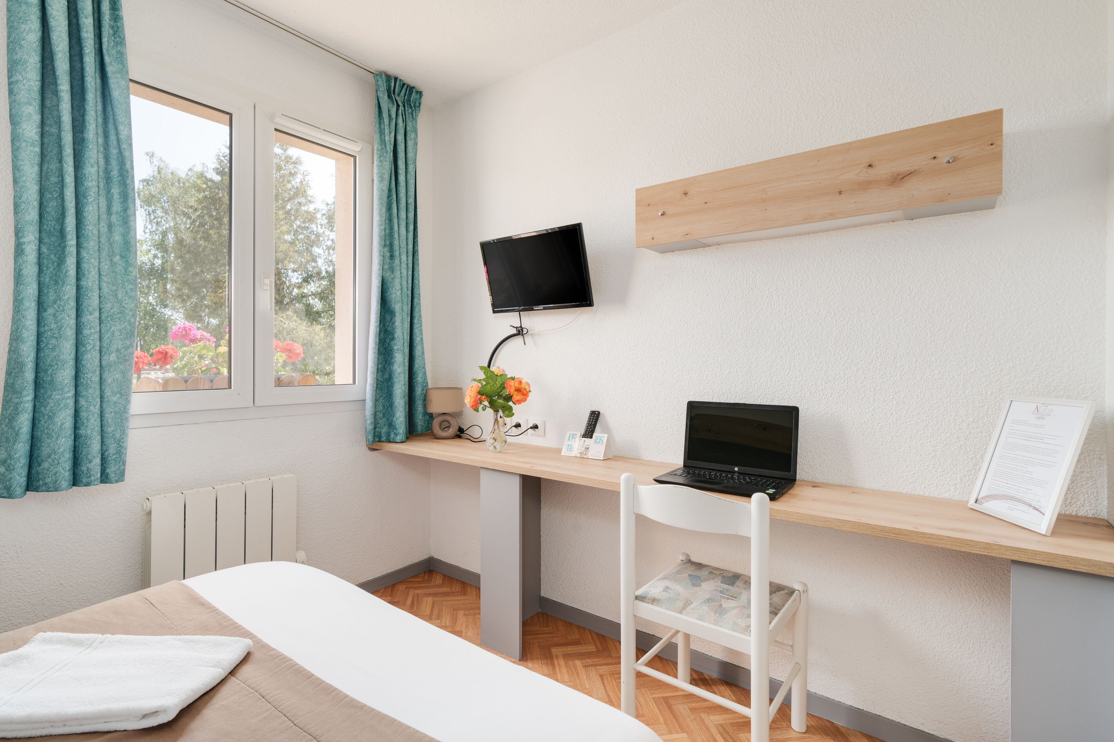 standard double room, 1 double bed, non smoking | individually decorated, individually furnished, desk, blackout curtains