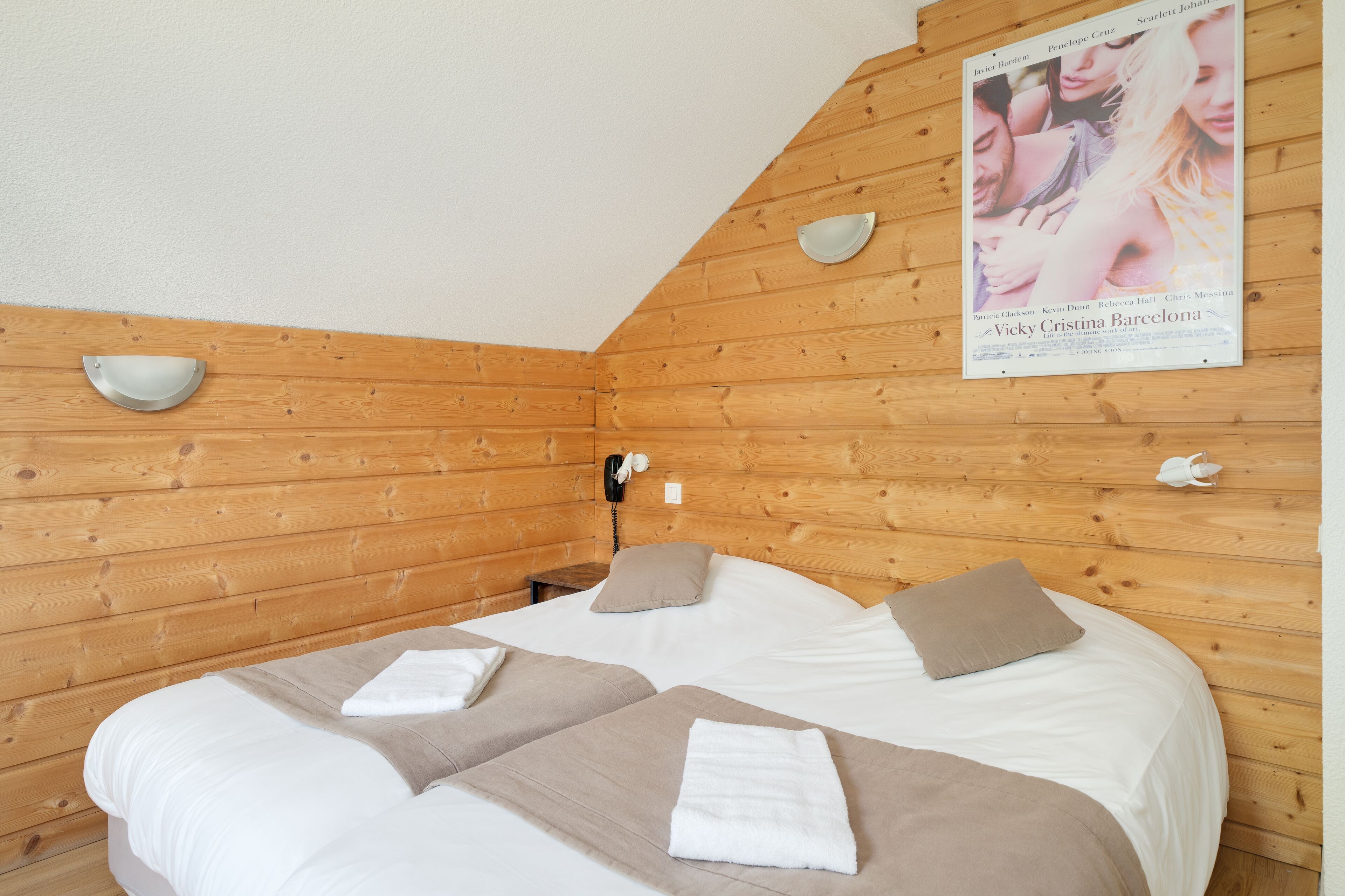 standard twin room, 2 single beds, non smoking | individually decorated, individually furnished, desk, blackout curtains