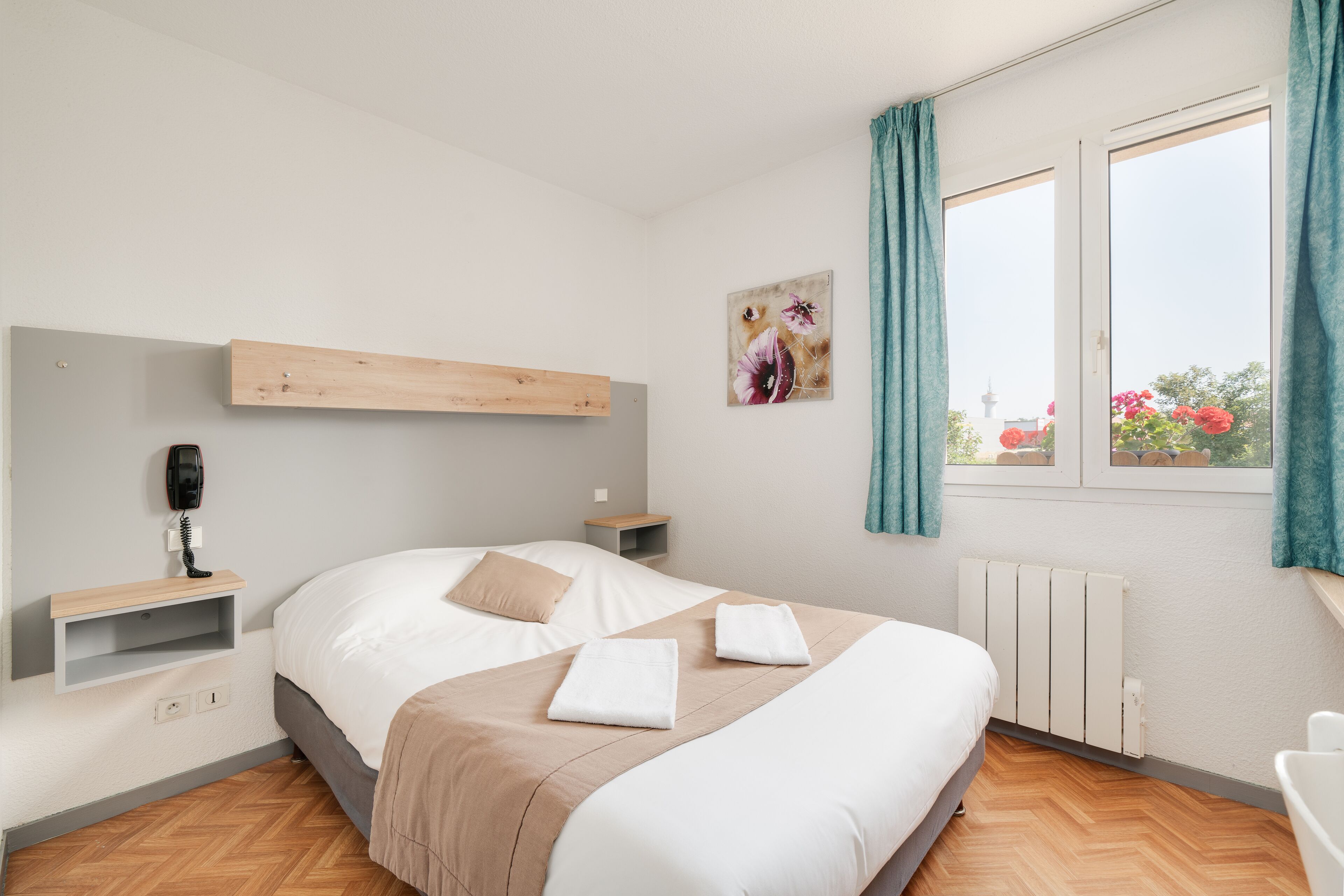 standard double room, 1 double bed, non smoking | individually decorated, individually furnished, desk, blackout curtains