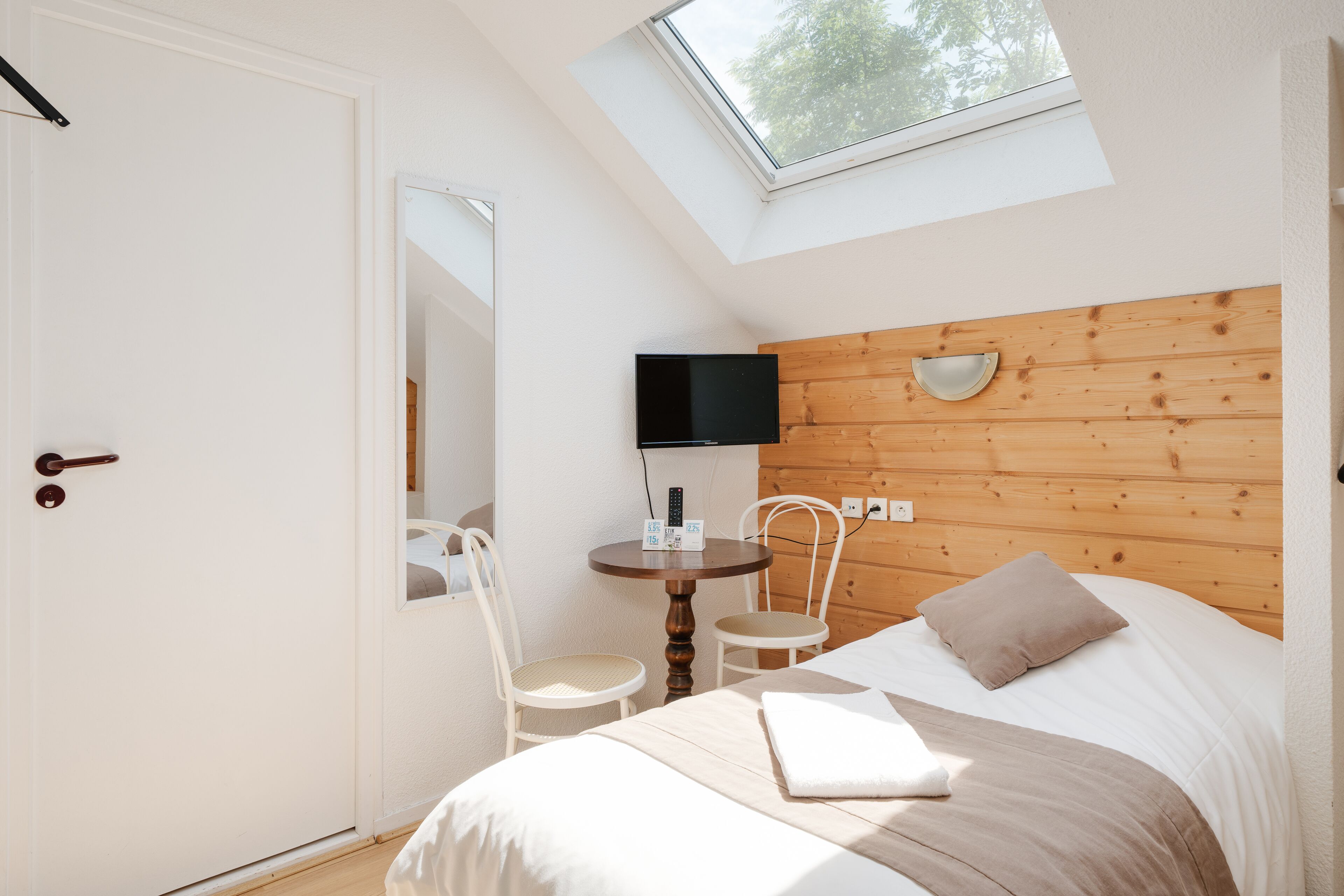 standard triple room, 3 single beds, non smoking | individually decorated, individually furnished, desk, blackout curtains