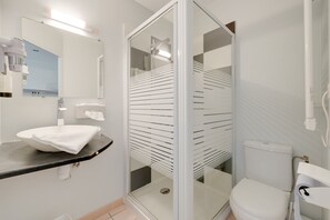 スタンダード ツインルーム シングルベッド 2 台 禁煙 | バスルーム | バスアメニティ (無料)、ヘアドライヤー、タオル、石鹸