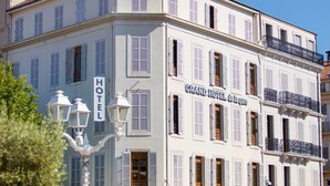 Un immeuble à plusieurs étages, sur lequel on peut voir une enseigne indiquant qu’il s’agit d’un hôtel.