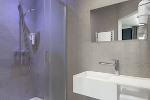 Amenidades de baño gratuitas, secadora de cabello, toallas