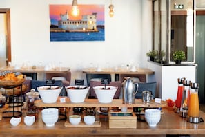 Se ofrece un desayuno bufé todos los días (por un coste adicional)
