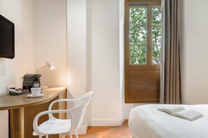 Habitación Confort doble | Escritorio, sistema de insonorización, tabla de planchar con plancha