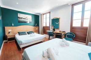 Superior-Vierbettzimmer | Schreibtisch, schallisolierte Zimmer, Bügeleisen/Bügelbrett