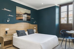Quarto superior, 1 cama King | Escrivaninha, quartos à prova de som, ferros/tábuas de passar roupa