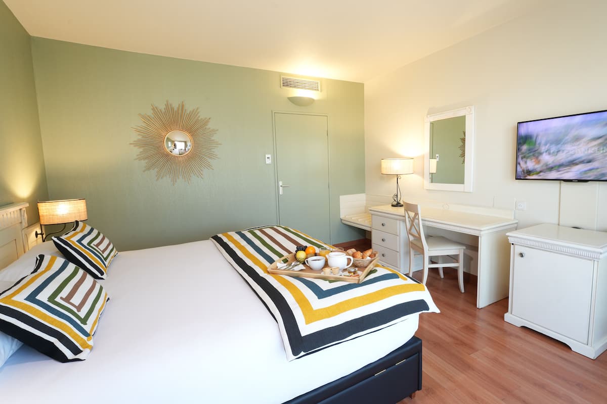 1 bedroom, individually decorated, individually furnished, desk