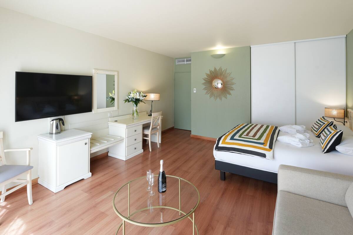 luxury room, garden view | 1 bedroom, individually decorated, individually furnished, desk