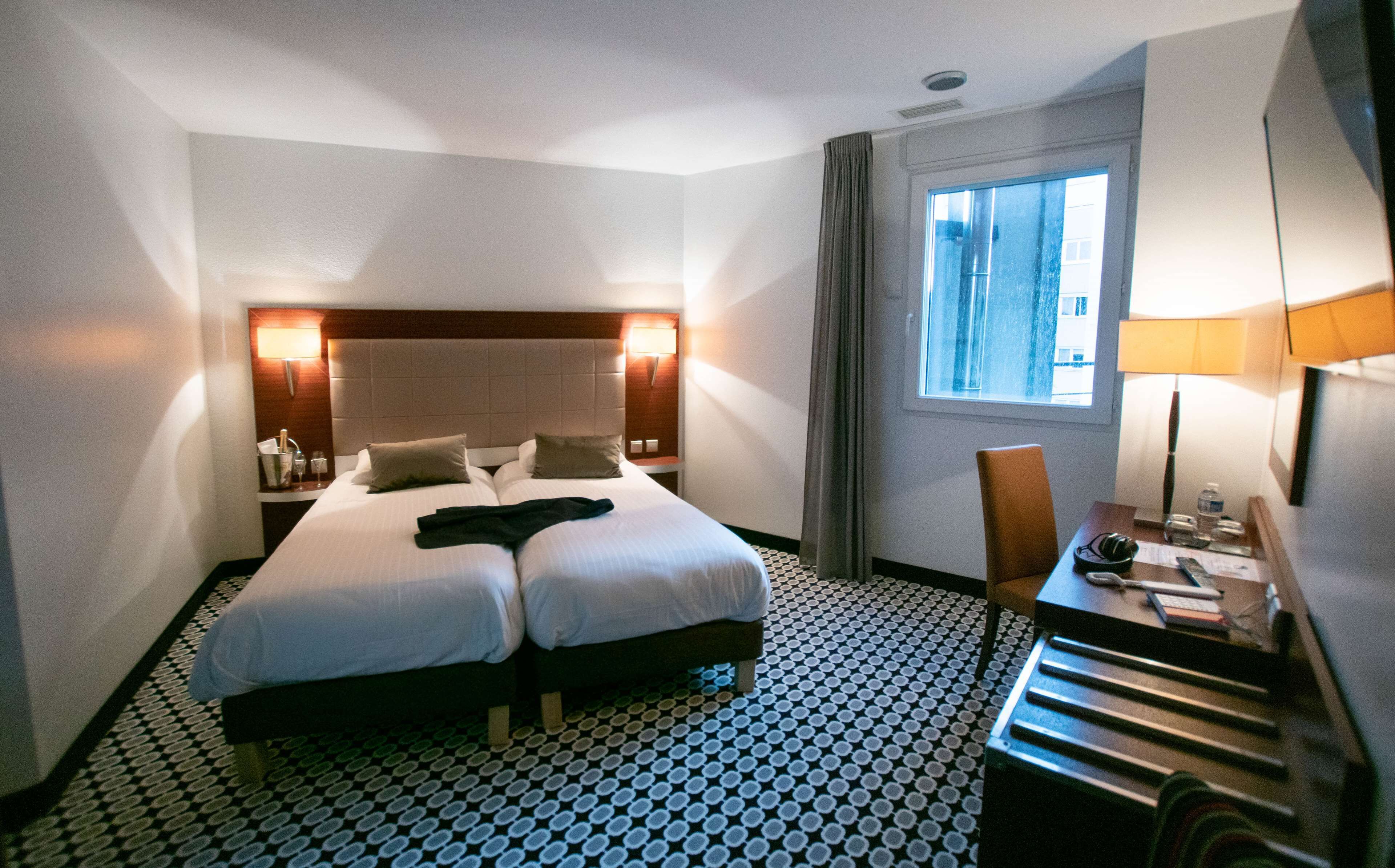 Sängtillbehör av högsta kvalitet och värdeförvaringsskåp på rummet