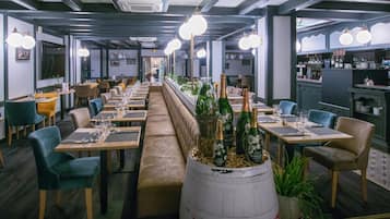 ランチ、ディナーに営業 (フランス料理)