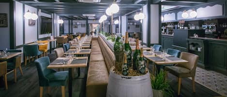 Déjeuner et dîner servis sur place, spécialités Cuisine française