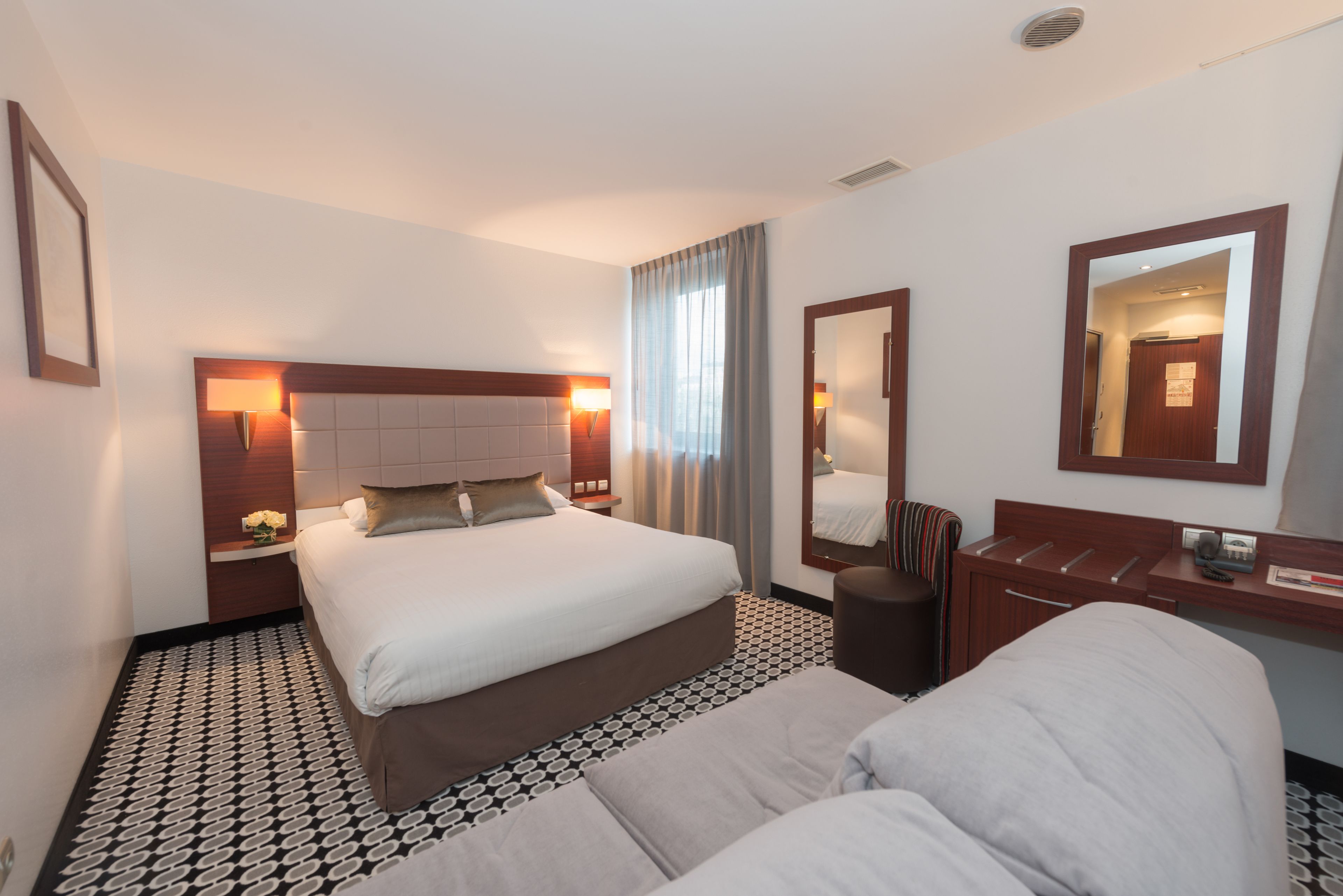 Photo - Kyriad Limoges Centre Gare - Atrium