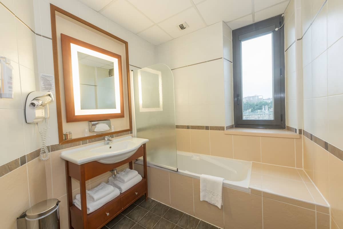 eco-friendly toiletries, hair dryer, towels