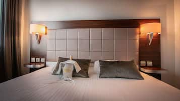 Ropa de cama de alta calidad y caja de seguridad en la habitación