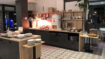 Dagelijks ontbijtbuffet (EUR 13.9 per persoon)