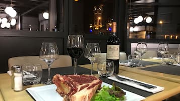 Se sirven almuerzos y cenas, cocina francesa