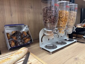 Daily buffet breakfast (EUR 13.9 per person) - Kyriad Limoges Centre - Gare - Atrium (Limoges)