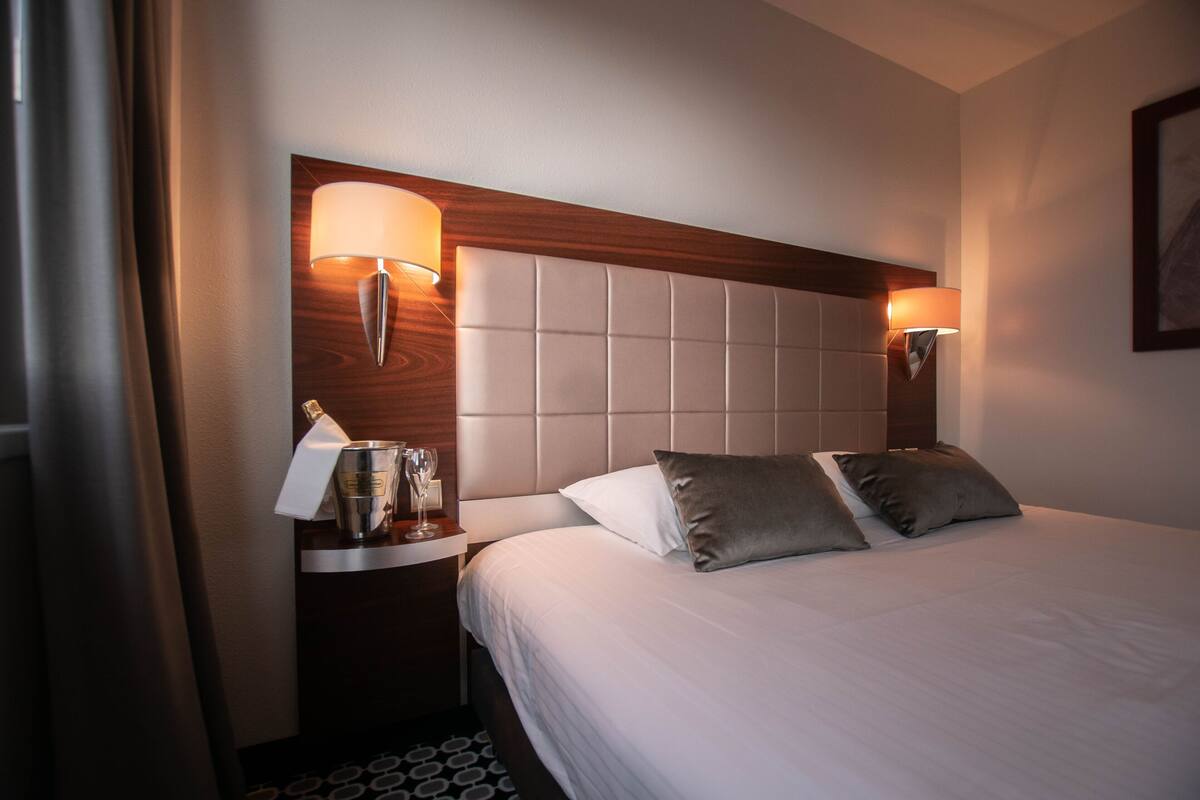 premium bedding, in-room safe, desk, blackout curtains