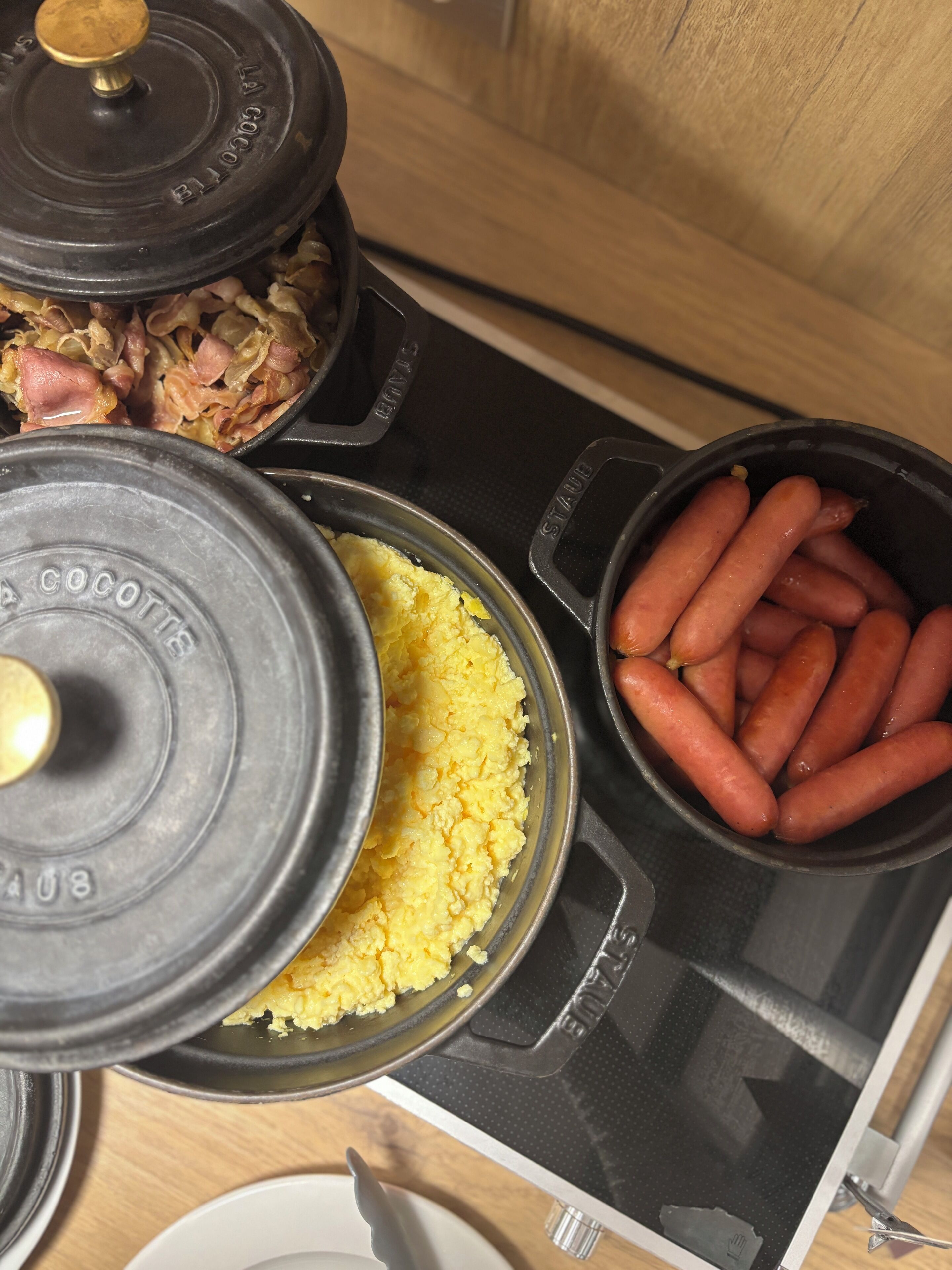 Una cocina con estufa, ollas y un plato.