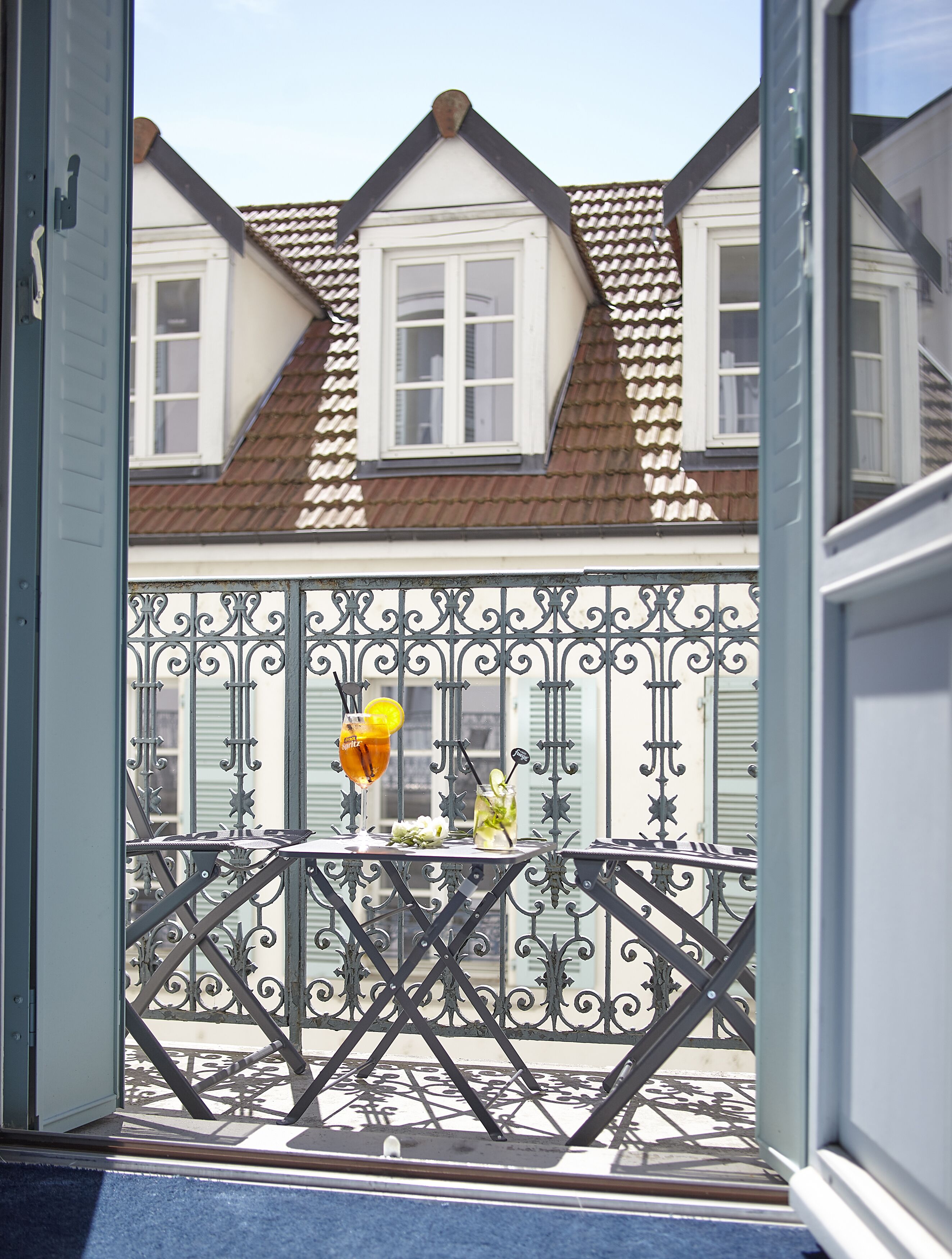 Coffres-forts dans les chambres, bureau, fer et planche à repasser