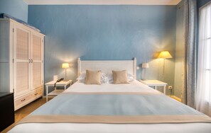 Comfort Double Room, Ensuite (Privilege) | Premium bedding, down comforters, individually decorated - Hôtel d'Aragon (Montpellier)