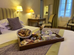 Dagelijks continentaal ontbijt (EUR 14 per persoon)