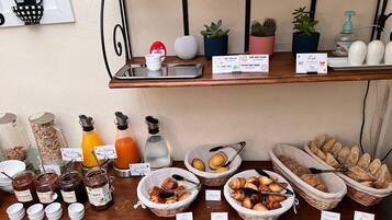 Desayuno continental diario (EUR 14 por persona)