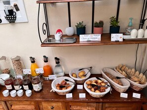 Dagelijks continentaal ontbijt (EUR 14 per persoon)