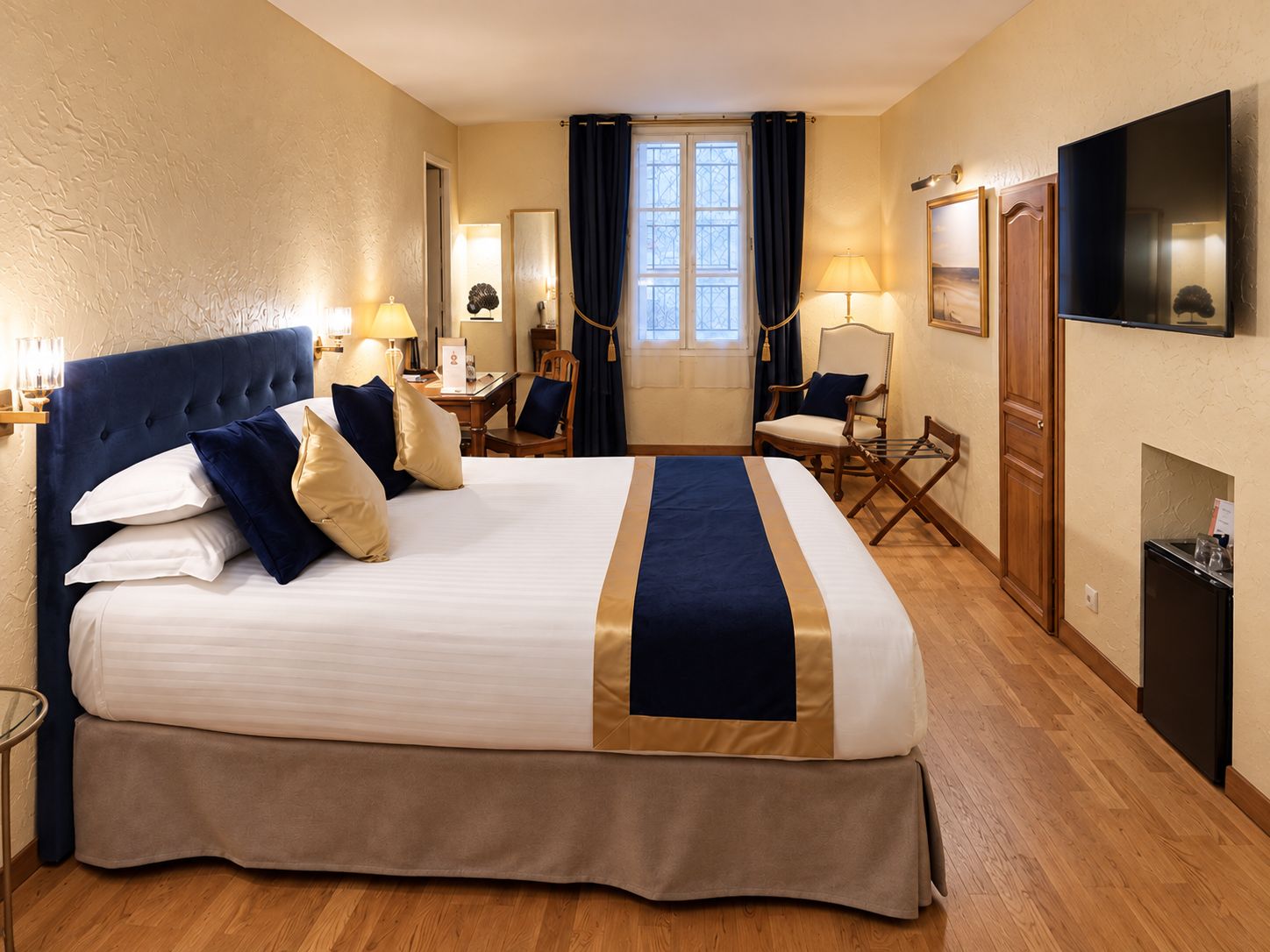 Premium Double Room, Ensuite | Premium bedding, down comforters, desk, blackout drapes