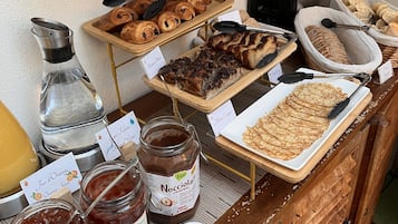 Daily continental breakfast (EUR 14 per person)