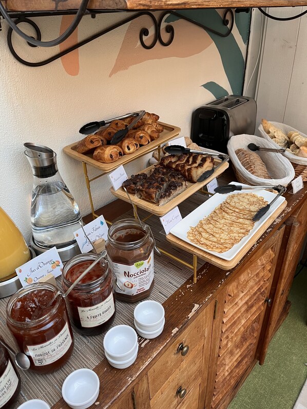 A breakfast buffet with various pastries, bread, and condiments. - Hotel d'Aragon - Place de la Comédie (Montpellier)