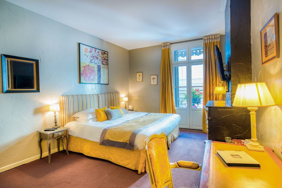 Deluxe Double Room, Balcony | Peralatan tempat tidur premium, gebar bulu kapas