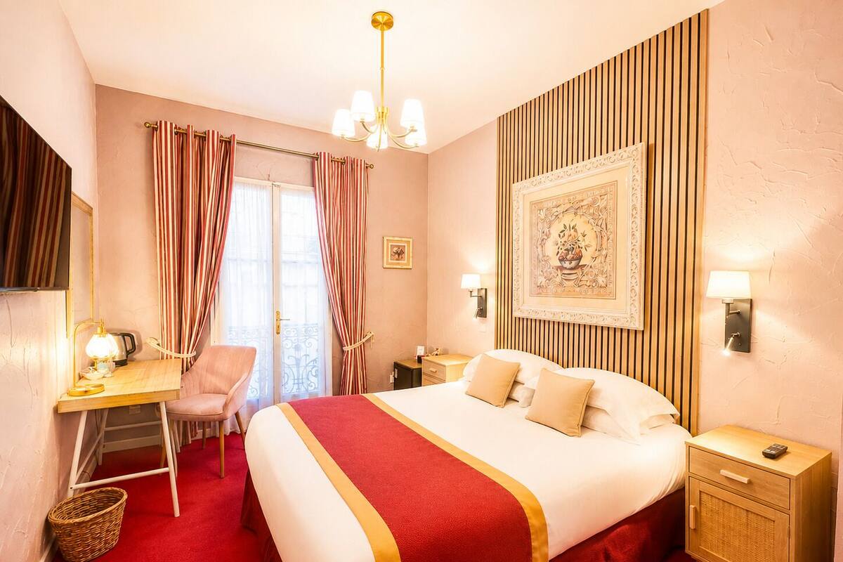 Chambre Double Confort, salle de bains attenante (Privilege) | Literie de qualité supérieure, couette en duvet d'oie, bureau