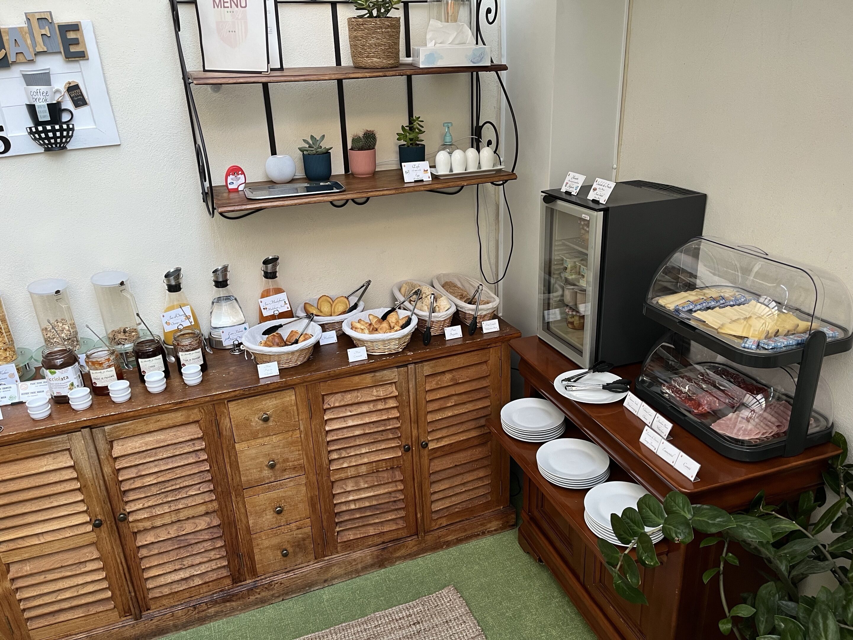 daily continental breakfast (eur 14 per person)